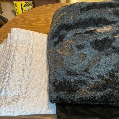 LC6- Grey & faux fur blankets