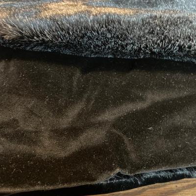 LC6- Grey & faux fur blankets