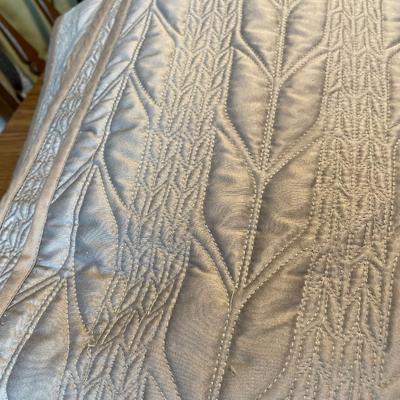 LC6- Grey & faux fur blankets