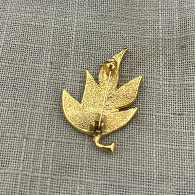 Gold toned leaf brooch