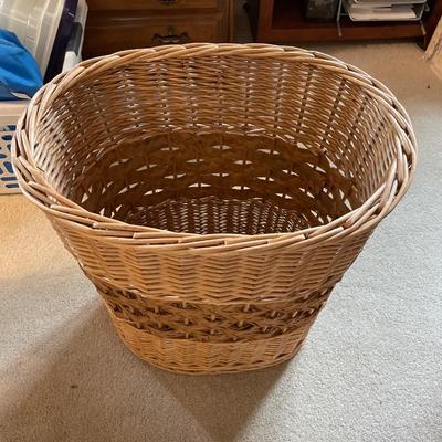 DR5- Wicker laundry basket OR table