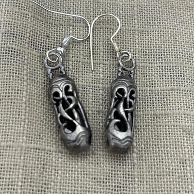 Silver tone dangle fashion earrings