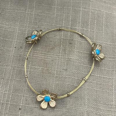 String bracelet with flowers
