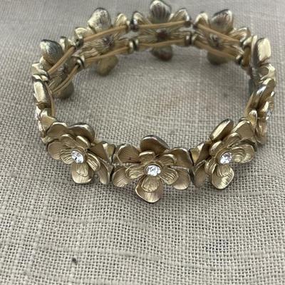 Gold tone flower stretchy bracelet