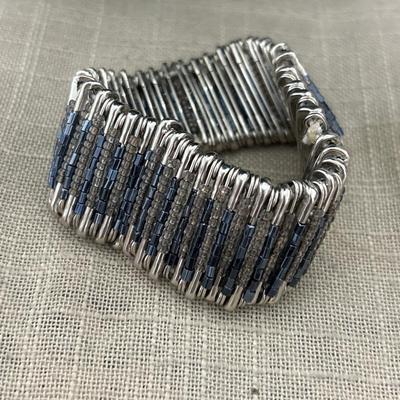 Silver tone pin like stretchy blue beaded bracelet