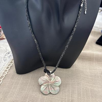 925 black leather like strand and flower necklace
