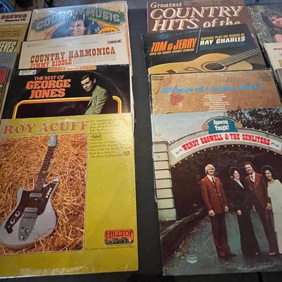 MOSTLY COUNTRY MUSIC ON VINYL RECORDS