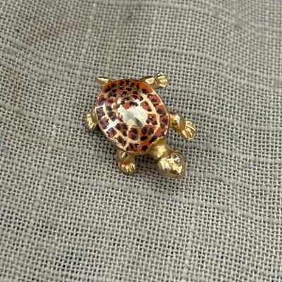 Gold tone turtle pin