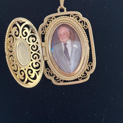 Beautiful Vintage, gold, toned cameo locket