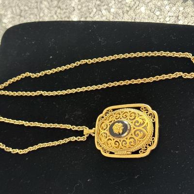 Beautiful Vintage, gold, toned cameo locket