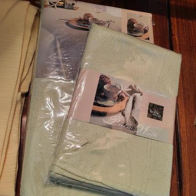 NEW LINEN NAPKINS, 2 OBLONG LINEN TABLECLOTHS AND A WOODEN PIG PLATTER