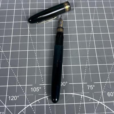 OMAS 18 K Gold Nib Pen Green Marbled Barrel 