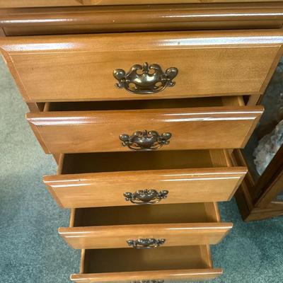 Early American Style Storage Dresser w. 7 Draws