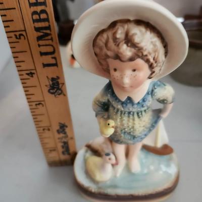 Miscellaneous house decor lot including clocks and figurines