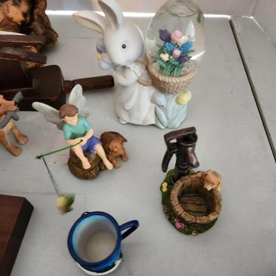 Miscellaneous house decor lot including clocks and figurines