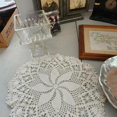 Miscellaneous house decor lot including radio and metal tray