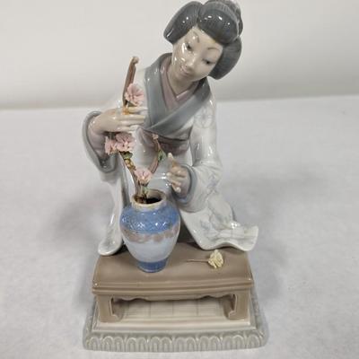 Lladro Geisha Arranging Flowers Porcelain Figurine