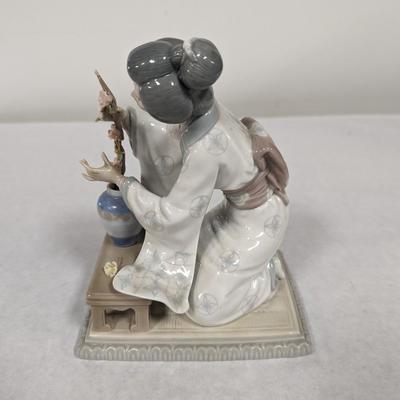 Lladro Geisha Arranging Flowers Porcelain Figurine
