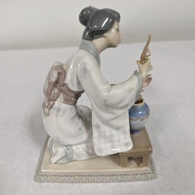Lladro Geisha Arranging Flowers Porcelain Figurine
