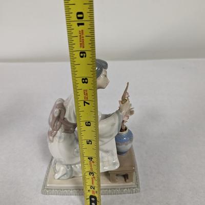 Lladro Geisha Arranging Flowers Porcelain Figurine