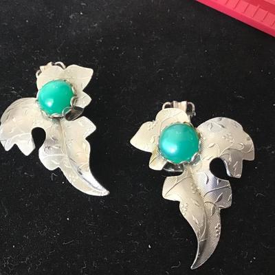 Gorgeous Vintage clip on Earrings Silver Tone Green Moonstone Type