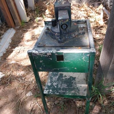 LARGE VISE ON METAL TABLE