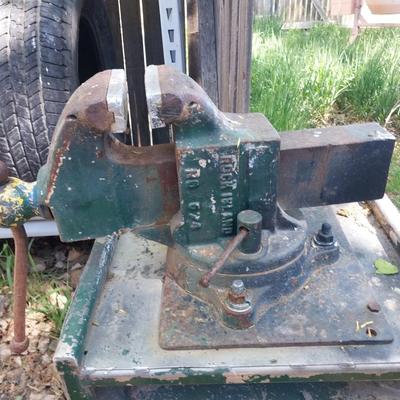 LARGE VISE ON METAL TABLE