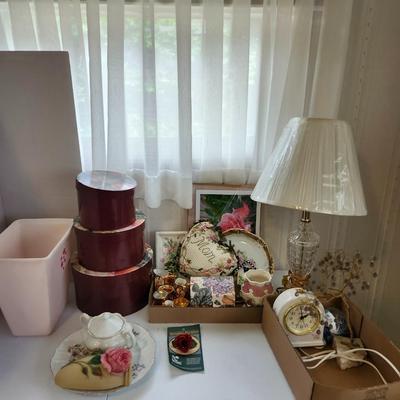 Miscellaneous house decor lot including, lamp, Fine porcelain pieces