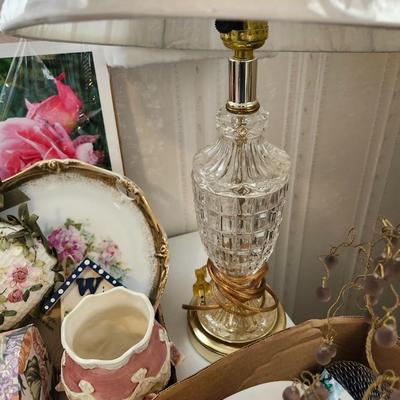 Miscellaneous house decor lot including, lamp, Fine porcelain pieces