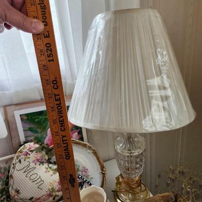 Miscellaneous house decor lot including, lamp, Fine porcelain pieces