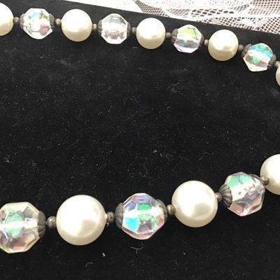 Vintage Iridescent Beaded Necklace. Cute