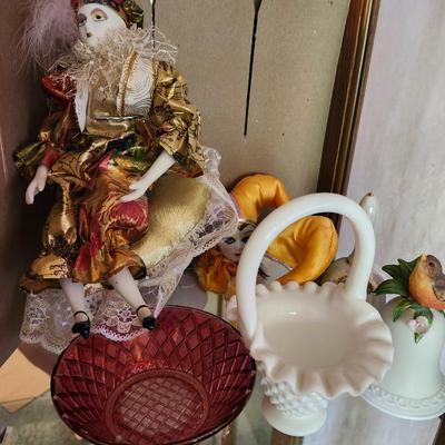 Porcelain jester lot with additional glassware
