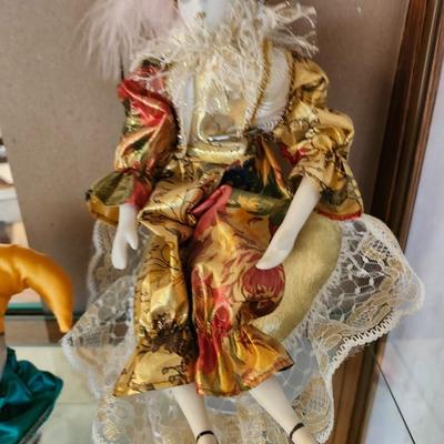 Porcelain jester lot with additional glassware