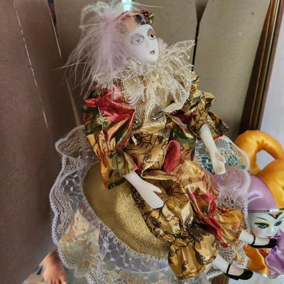 Porcelain jester lot with additional glassware