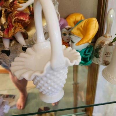 Porcelain jester lot with additional glassware