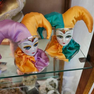 Porcelain jester lot with additional glassware