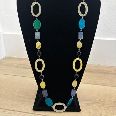 Multicolored stone type necklace with , silk ribbon