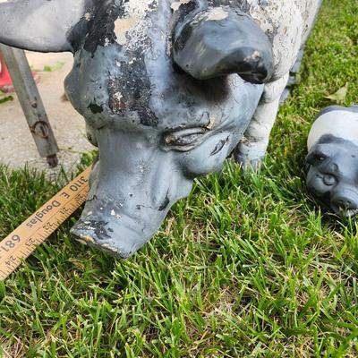 Outdoor decorations cement decorative 3 pigs and vintage water pump