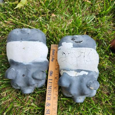 Outdoor decorations cement decorative 3 pigs and vintage water pump