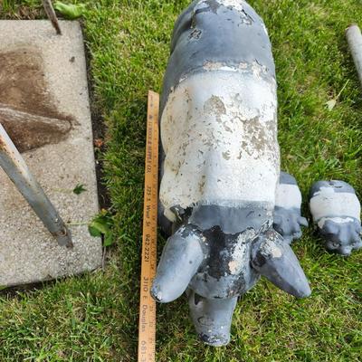 Outdoor decorations cement decorative 3 pigs and vintage water pump