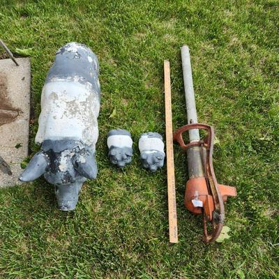 Outdoor decorations cement decorative 3 pigs and vintage water pump