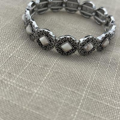 White howlite silver tone stretch bracelet