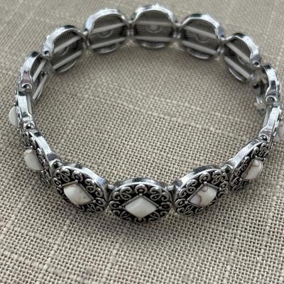 White howlite silver tone stretch bracelet