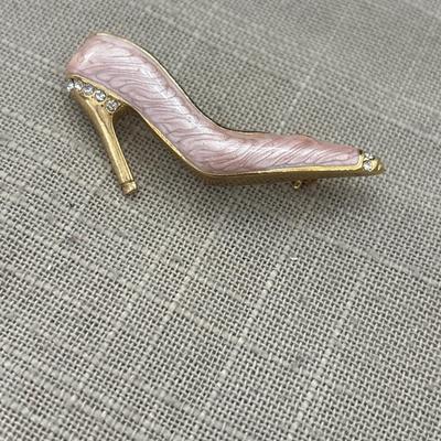 Light pink vintage gold tone heel pin
