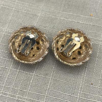 Gold tone vintage clip on earrings
