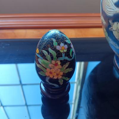 CHINESE FAMILLE NOIRE VASE AND 2 DECORATIVE EGGS