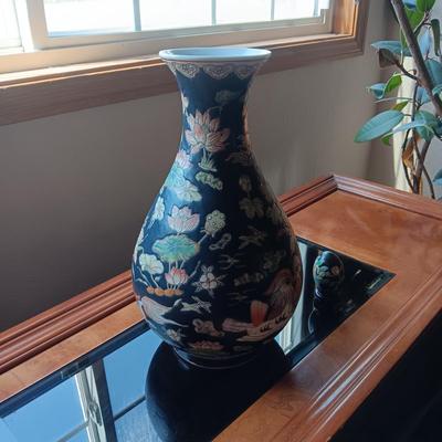 CHINESE FAMILLE NOIRE VASE AND 2 DECORATIVE EGGS