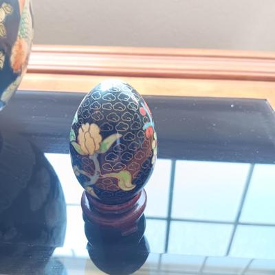 CHINESE FAMILLE NOIRE VASE AND 2 DECORATIVE EGGS
