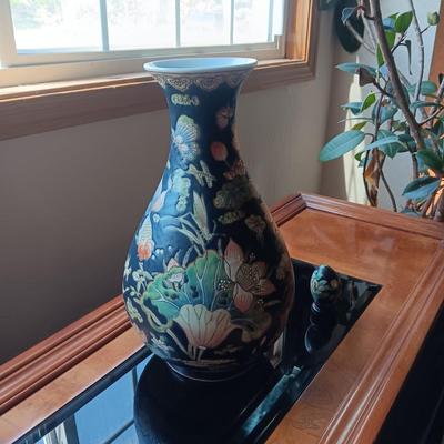CHINESE FAMILLE NOIRE VASE AND 2 DECORATIVE EGGS