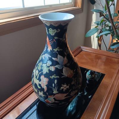 CHINESE FAMILLE NOIRE VASE AND 2 DECORATIVE EGGS